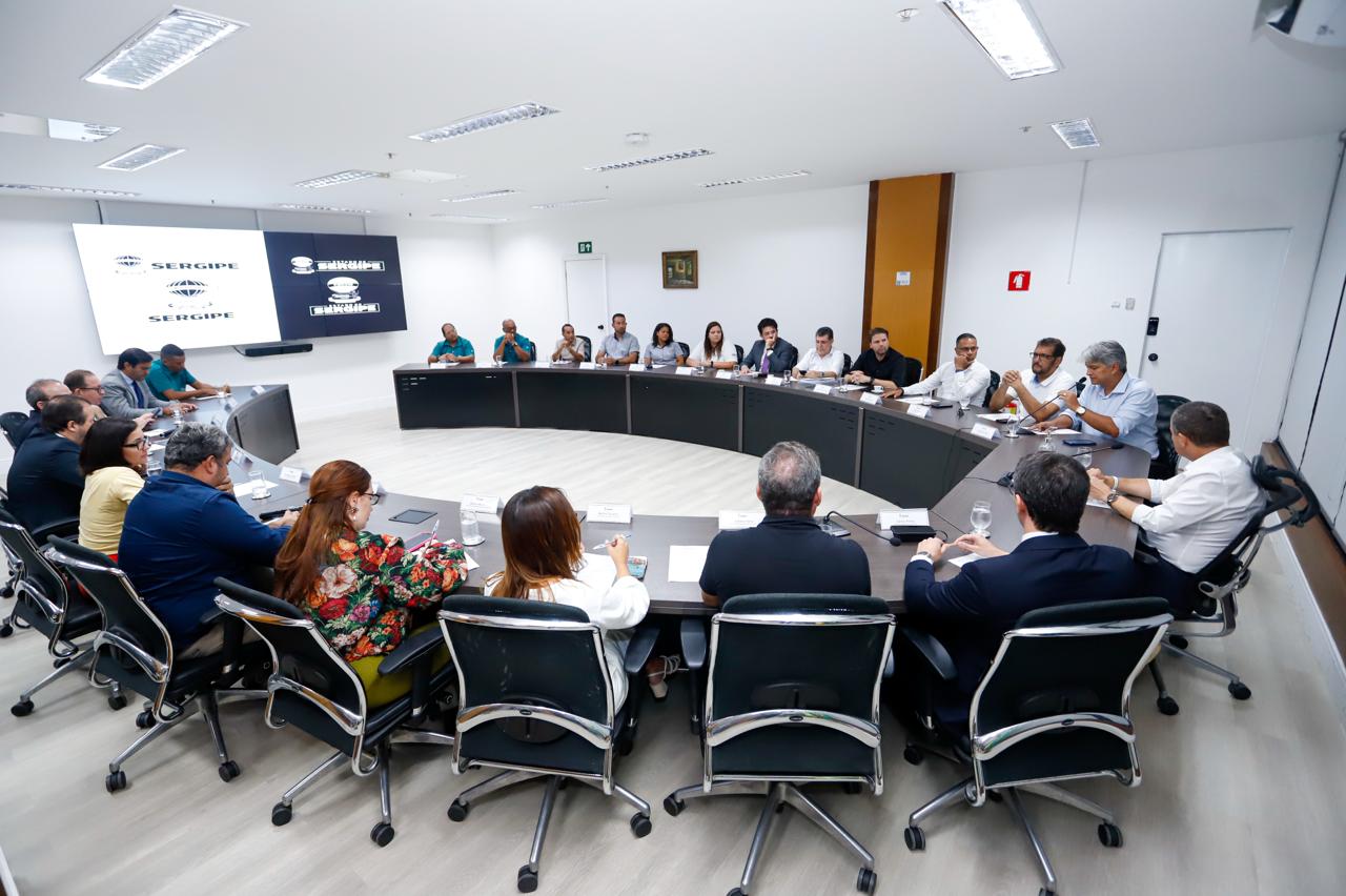 Fábio Mitidieri recebe trabalhadores da VRS e busca saída para o impasse