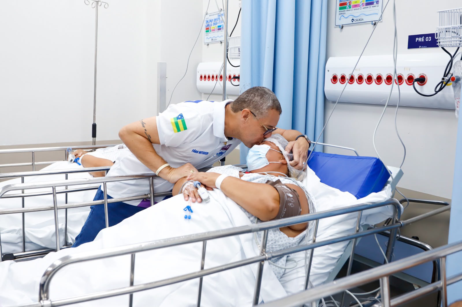 Governador Fábio Mitidieri com pacientes do programa Opera Sergipe