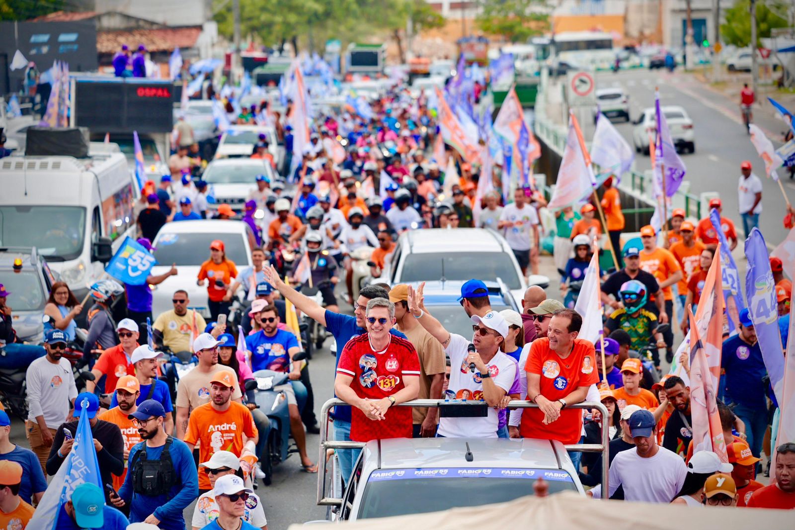 Multidão acompanha carreata de Fábio Mitidieri na zona norte de Aracaju