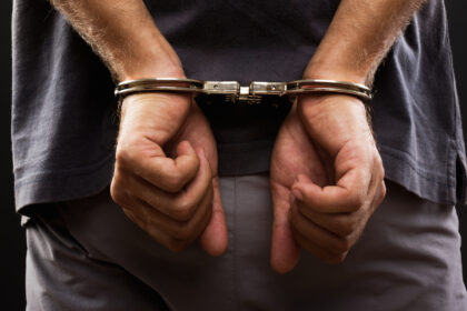 Homem preso em Aracaju após tentar matar companheira com chave de fenda