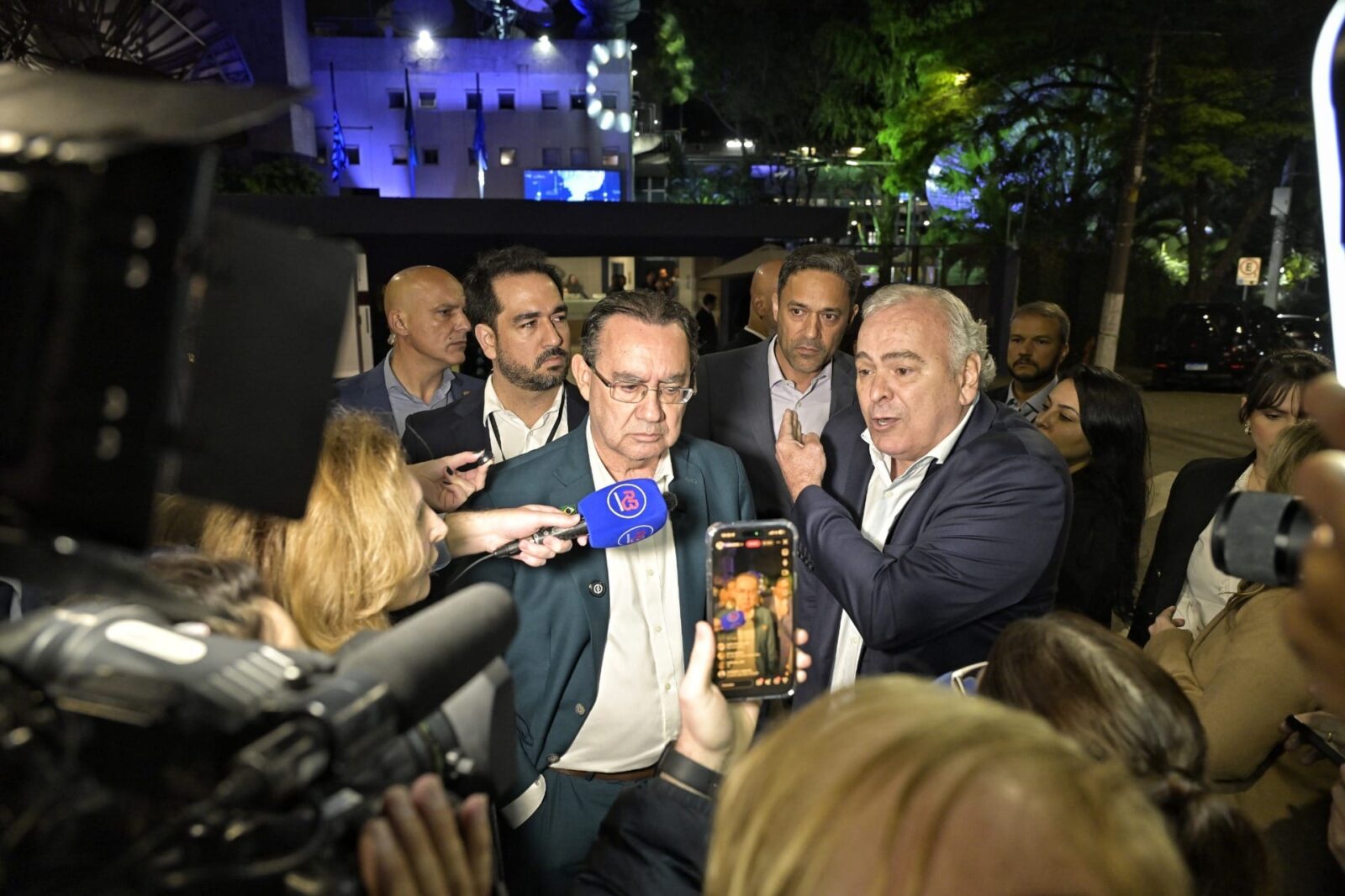 Adversários monitoram crescimento incomum de Augusto Cury nas redes sociais