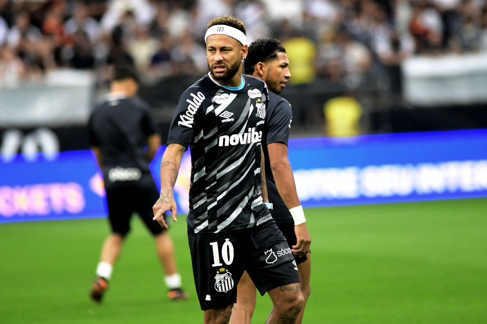 Criança ganha camisa de Neymar, é xingada e deixa o estádio com a PM