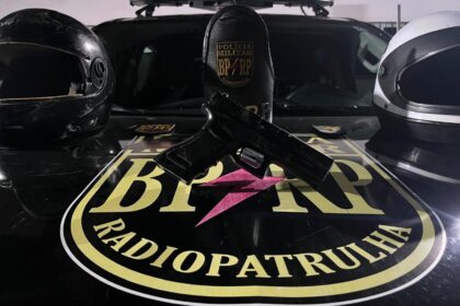 PM prende dois suspeitos em Aracaju e apreende simulacro em mata