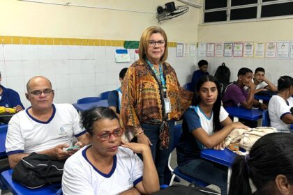 Procon Aracaju orienta estudantes da EJA sobre golpes digitais