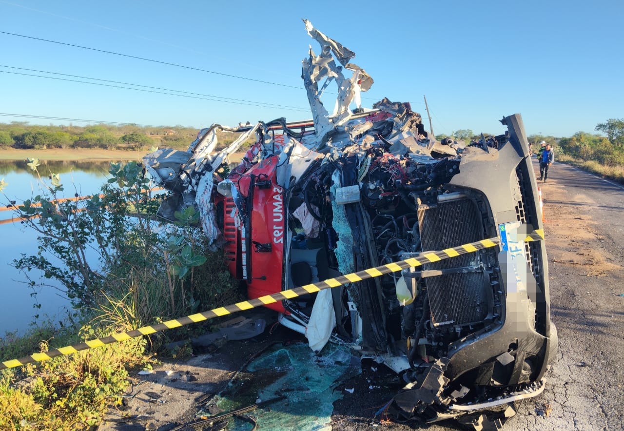 Samu colide com caminhão em Poço Redondo; enfermeira e paciente morrem