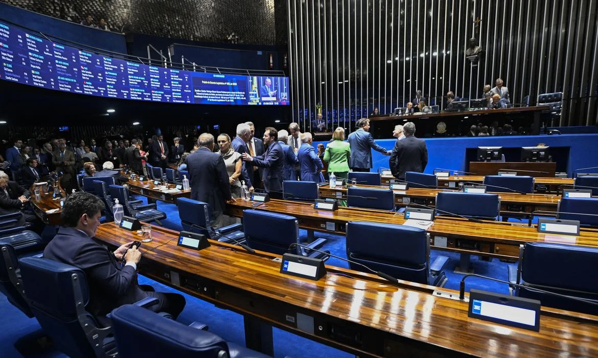 Aziz articula rito especial para levar PEC da escala 6×1 ao plenário