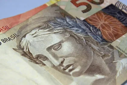 Brasileiros retiram R$ 10,5 bilhões da poupança em agosto