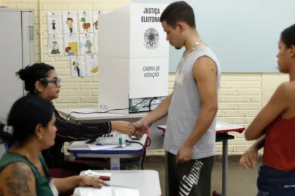 Caminhos da Reportagem: importância do voto para jovens e idosos