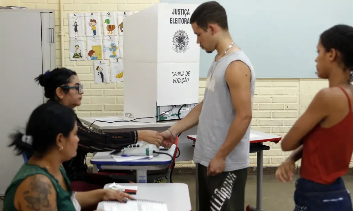 Caminhos da Reportagem: importância do voto para jovens e idosos