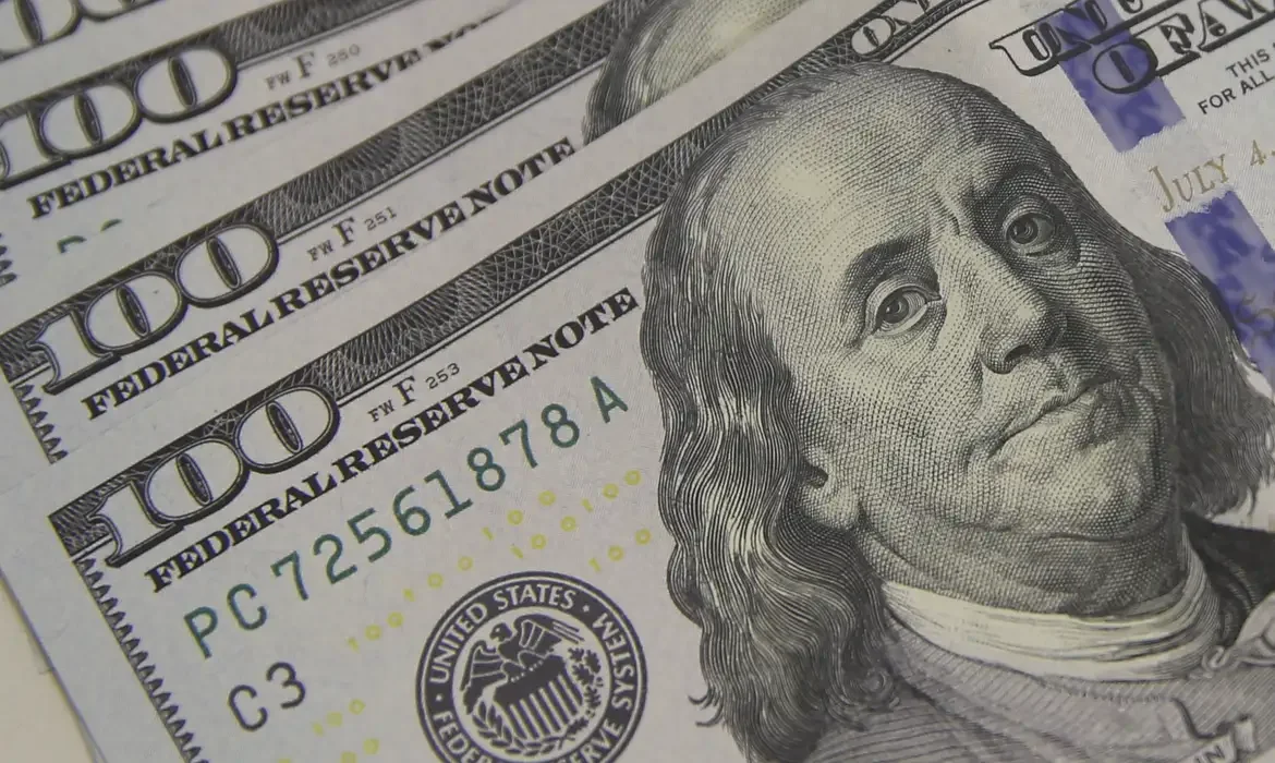 Dólar cai a R$ 5,08 e atinge menor valor em um mês