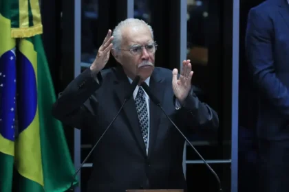 Ex-presidente José Sarney é internado com quadro de pneumonia