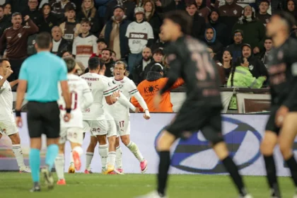 Fluminense leva susto, mas é 1º classificado à semi da Libertadores