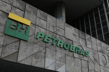 Petrobras batiza primeiro navio a navegar com tripulação 100% feminina