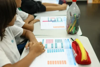 Prazo para escolas escolherem livros didáticos para 2027 termina hoje