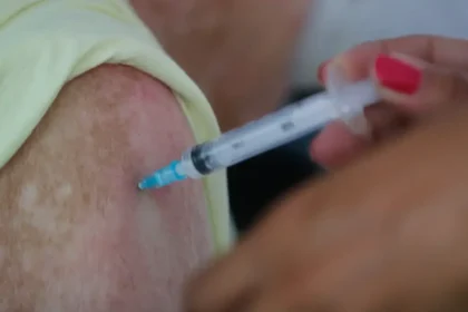 Rio amplia vacinação contra a covid-19 para idosos e trabalhadores