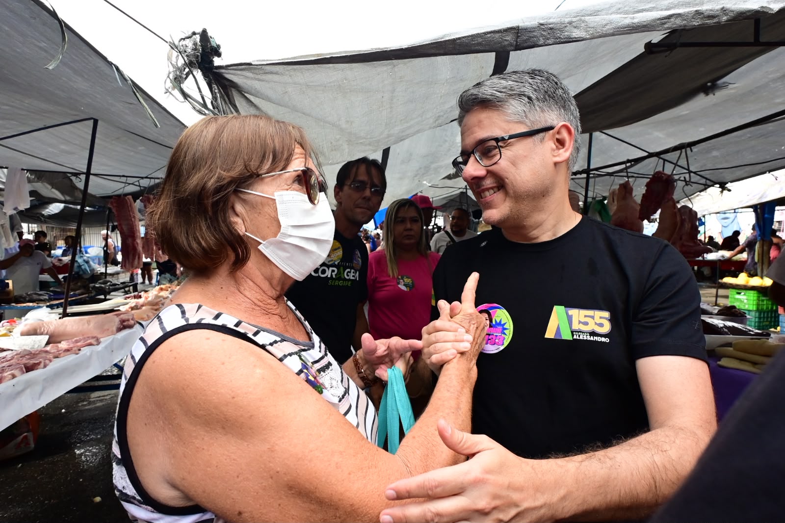 Delegado Alessandro visita feira do Eduardo Gomes e ouve moradores