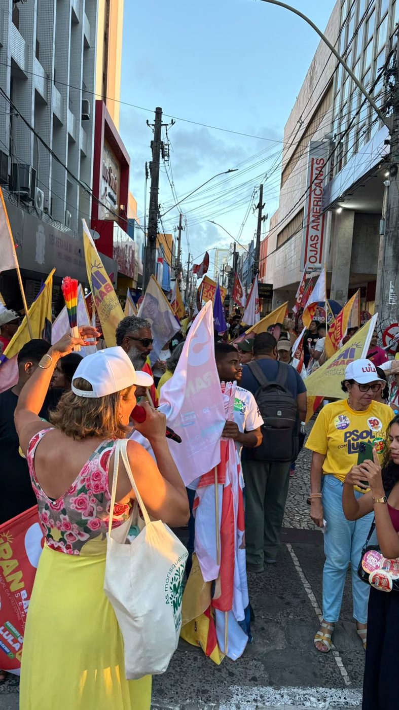 O ato reuniu apoiadores ao longo das ruas do comércio