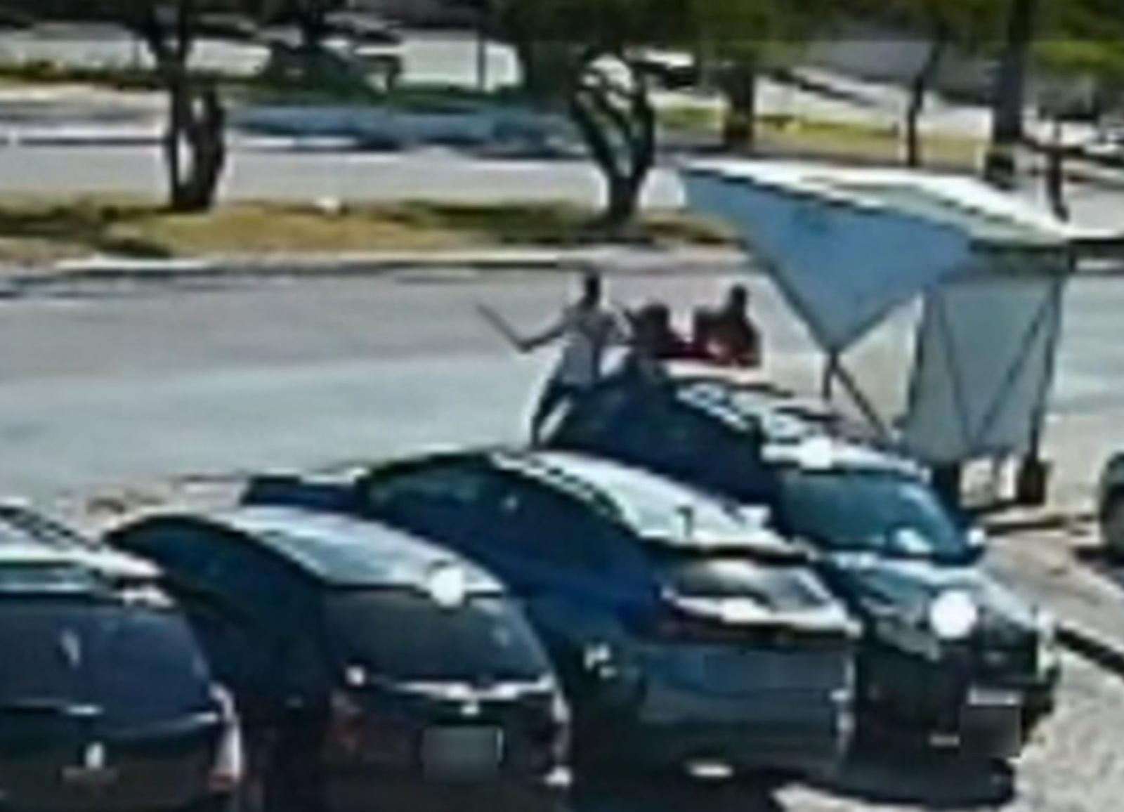 Briga com facão e pedras leva dois à delegacia na entrada de hospital