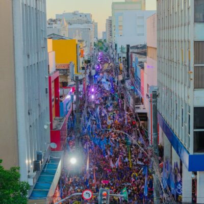 Vista aérea da caminhada de mulheres que ocupou o Centro de Aracaju