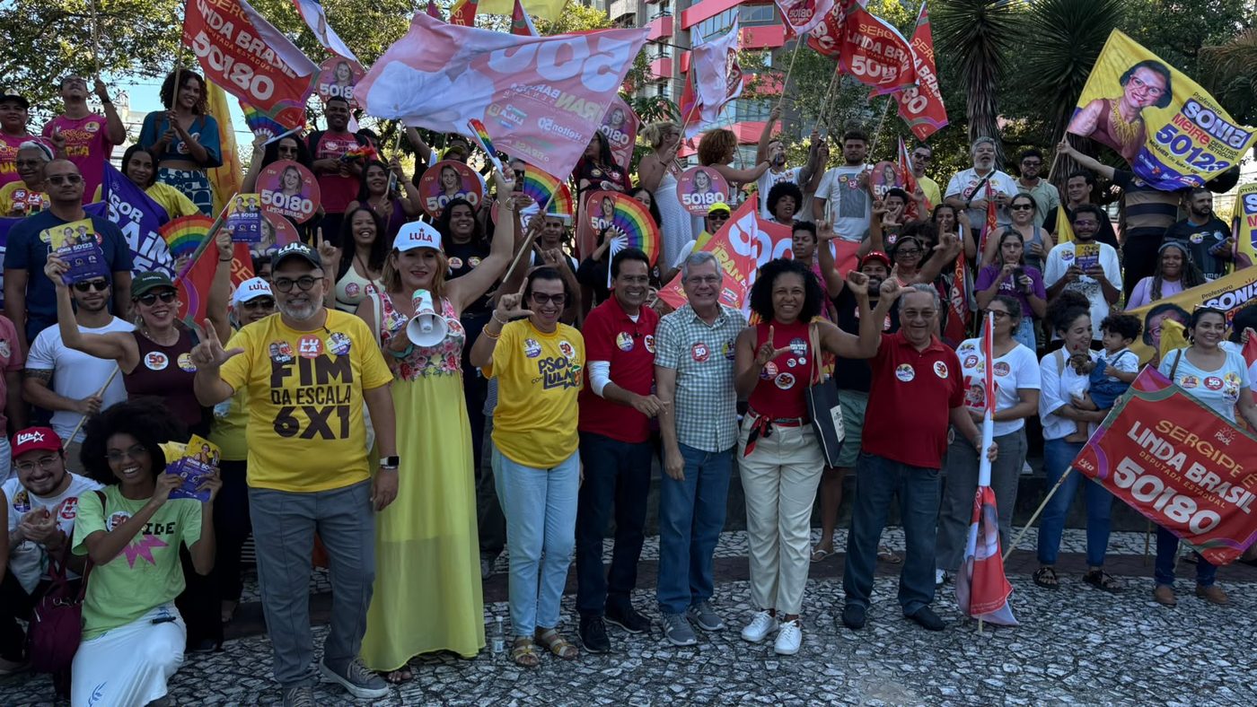 Candidatos e militantes do PSOL durante o ato no Centro de Aracaju
