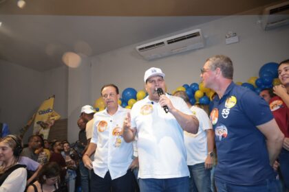 Cláudio Mitidieri discursa ao lado do governador Fábio Mitidieri durante encontro no Balacobaco
