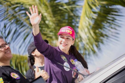 Delegada Danielle percorre o bairro 17 de Março em carreata