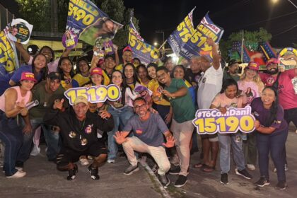 Delegada Danielle cumprimenta moradores durante carreata em Aracaju
