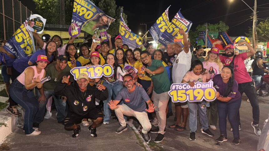 Delegada Danielle cumprimenta moradores durante carreata em Aracaju