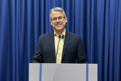 O senador Delegado Alessandro Vieira durante debate entre candidatos ao Senado