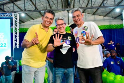 Delegado Alessandro faz pisadinha em Umbaúba ao lado de duas lideranças locais
