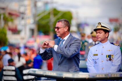 Fábio desfila em carro aberto e cumprimenta público no 7 de Setembro