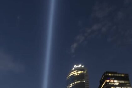 Drones desenham as Torres Gêmeas em escala real na véspera dos 25 anos do atentado