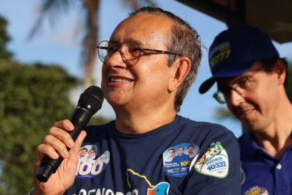 Eduardo Amorim discursa durante a pisadinha que encerrou a caravana em Capela