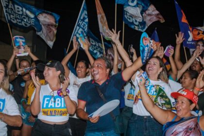 Apoiadores acompanham a caminhada de Fábio Henrique pelo bairro Eduardo Gomes, em São Cristóvão