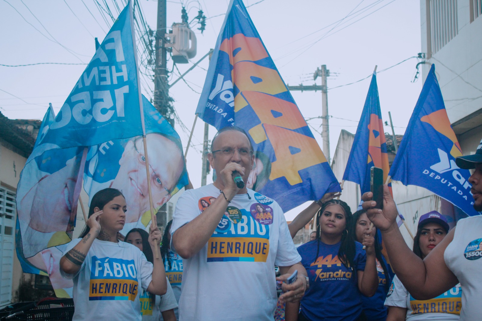 Apoiadores acompanham Fábio Henrique pelas ruas do São Carlos