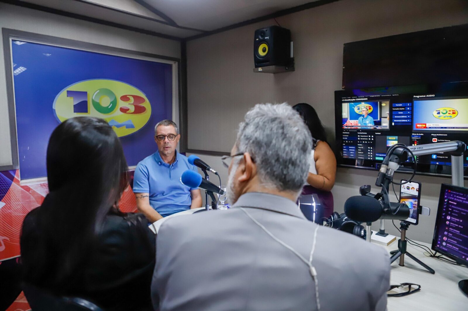 O governador Fábio Mitidieri durante entrevista ao estúdio da 103 FM