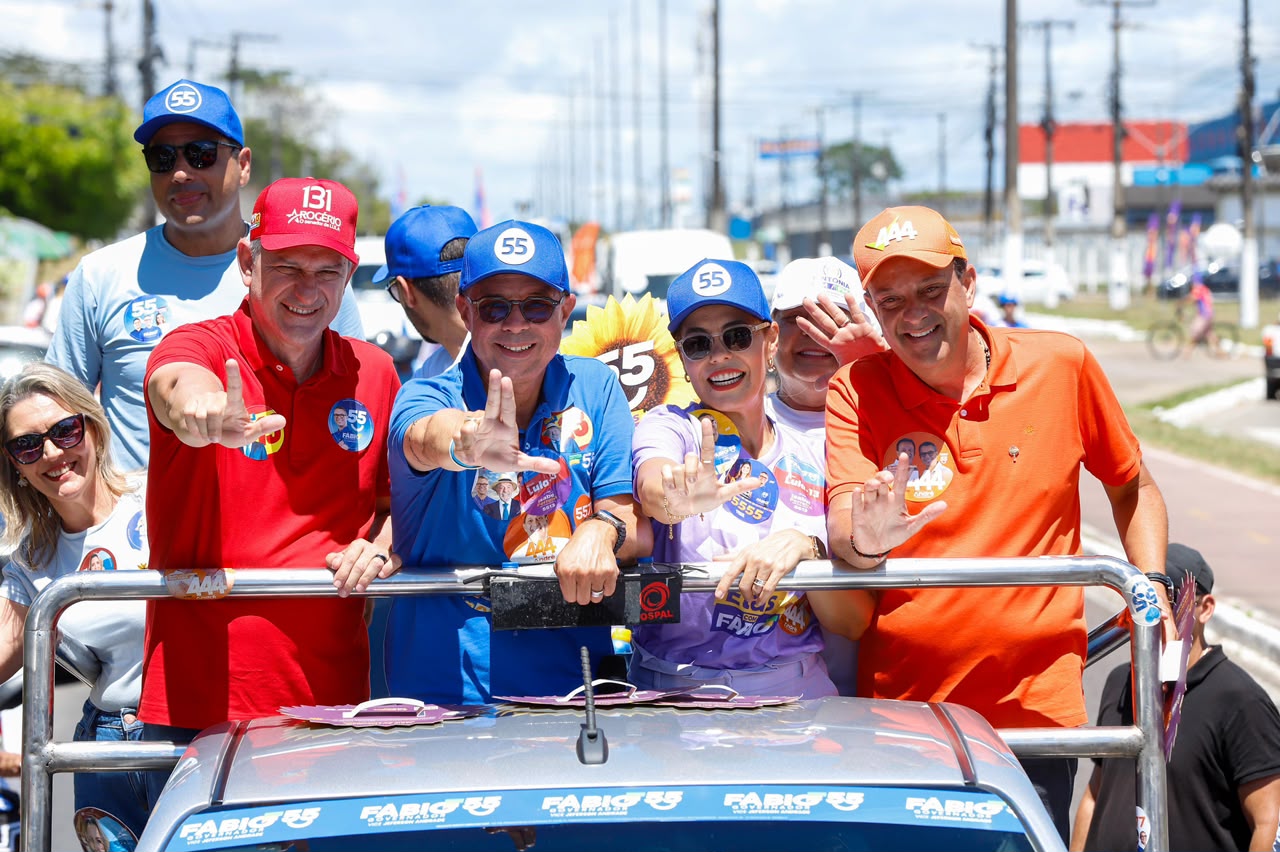 Apoiadores acompanham a carreata de Fábio Mitidieri pelas ruas de Aracaju