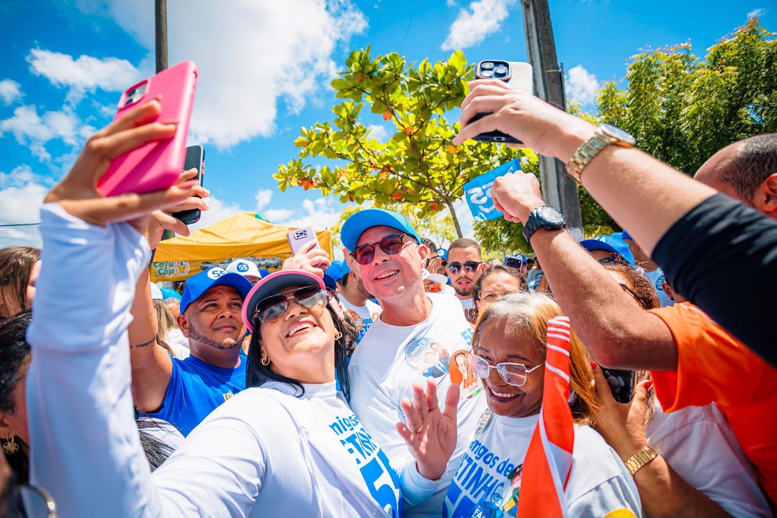 Apoiadores cercam Fábio Mitidieri para registrar o momento em Socorro