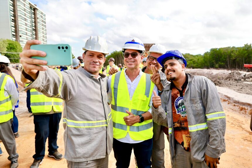 Fábio Mitidieri posa para foto com operários durante visita a obra