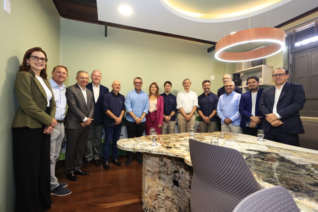 Comitiva reunida durante a visita institucional a Sergipe