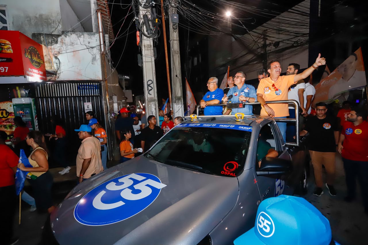 Minicarreata leva Fábio Mitidieri às ruas da Coroa do Meio, em Aracaju