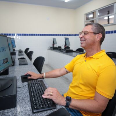 Fábio Mitidieri em laboratório de informática de escola da rede estadual de Sergipe