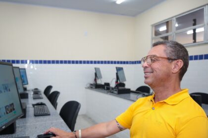 Fábio Mitidieri reúne salários maiores, concurso e premiação na valorização dos professores