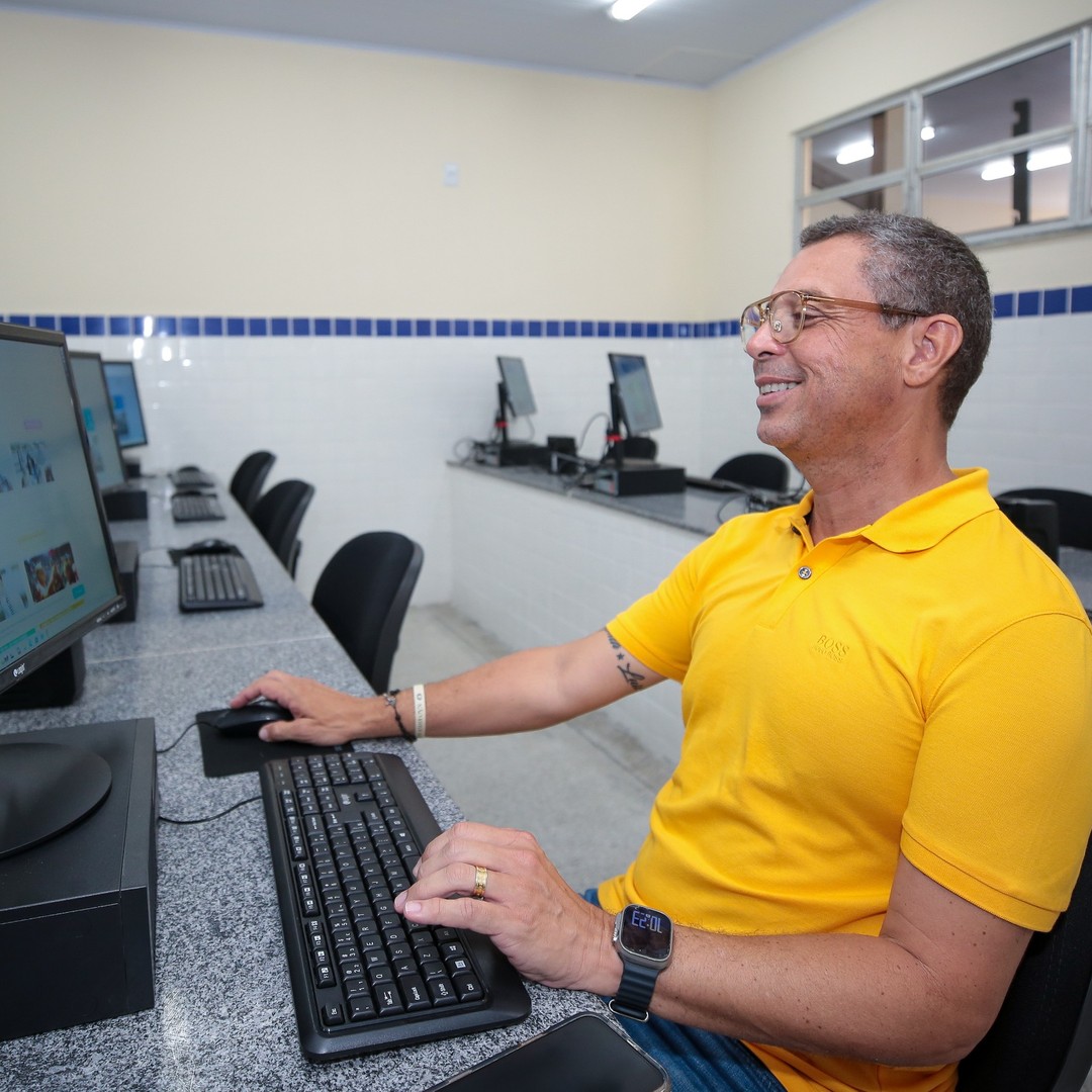 Fábio Mitidieri reúne salários maiores, concurso e premiação na valorização dos professores