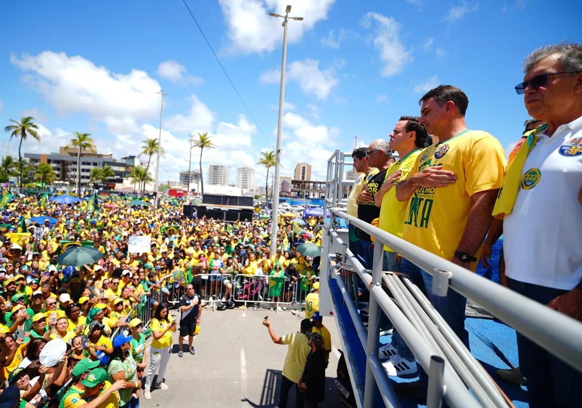 Flávio Bolsonaro no trio elétrico diante do público na Orla de Atalaia