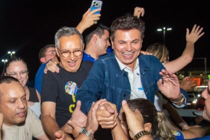 “Estamos de volta”, diz Eduardo Amorim ao desembarcar em Aracaju