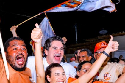 Gustinho Ribeiro e Hilda Ribeiro durante caminhada na Colônia Treze, em Lagarto