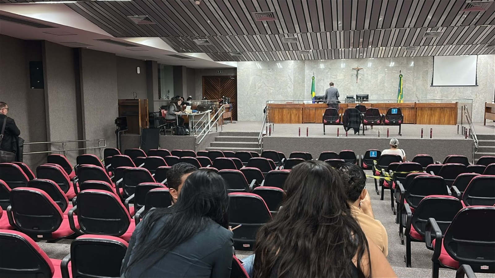 Júri retoma julgamento de quatro acusados pela morte de comerciante
