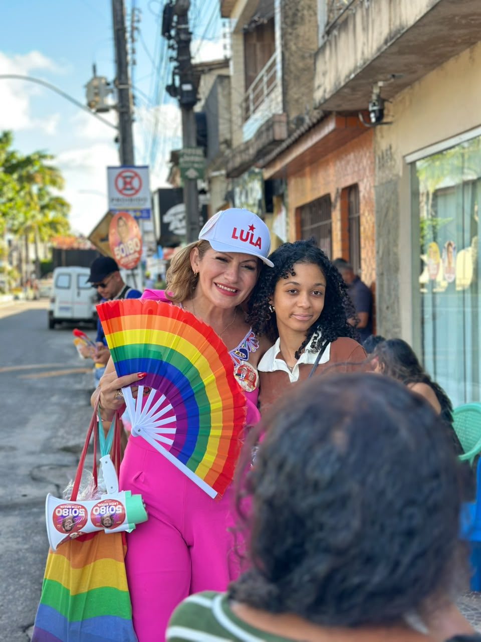 Linda Brasil ao lado de apoiadora durante a caminhada
