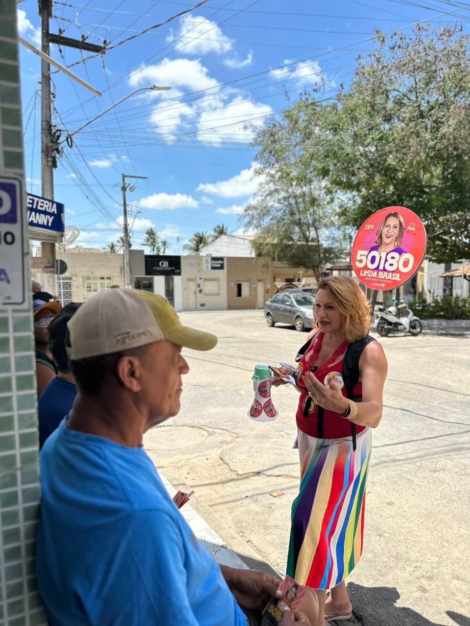 Linda Brasil conversa com morador durante atividade de campanha